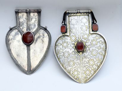 null Deux pendentifs de dos, Azyk, 
en argent, partiellement doré, en forme de coeur,...