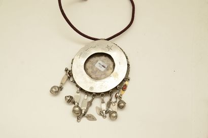 null Lot composé d'un pendant pectoral Selpeli Guljaka, un porte amulette Tumar
en...
