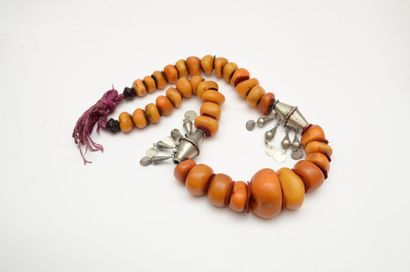 null Grand collier
composé de perles d'ambre de tailles variées, perles et pendeloques...