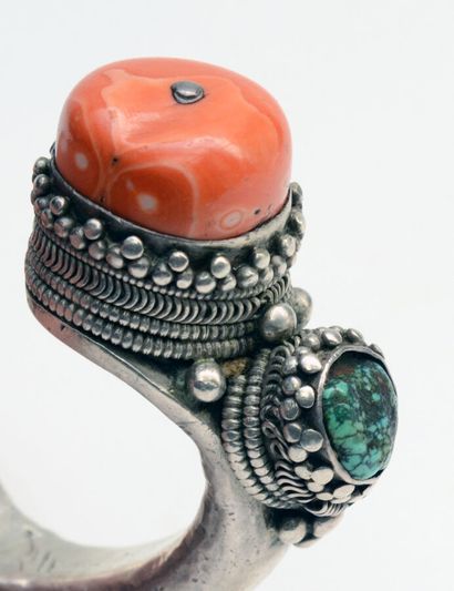 null Bracelet
en argent, corail et turquoise, solide bracelet ouvert avec granulation...