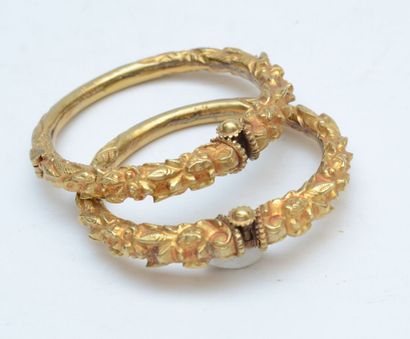 null Paire de bracelets
en or 14 K composée d'une succession de dragons (Makara)....