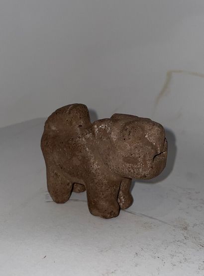 null Petit LION en pierre sculptée dans le style Chavin.

L. : 7 cm.