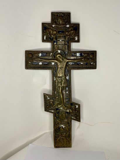 null CHRIST en CROIX othodoxe en bronze partiellement émaillé.

Travail Russe du...
