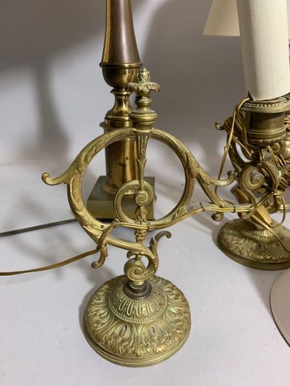 null Lot comprenant quatre LAMPES à poser en bronze et laiton, dont deux bougeoirs...