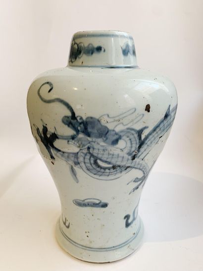CHINE 
Vase Meiping en porcelaine à décor...