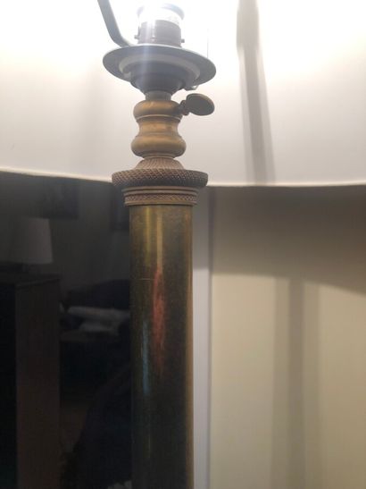 null *LAMPADAIRE en bronze et laiton doré simulant une colonne, la base tripode terminée...