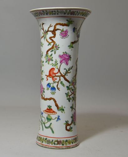 null CHINE, vase rouleau en porcelaine à décor d'un acrobate et d'un singe sur des...