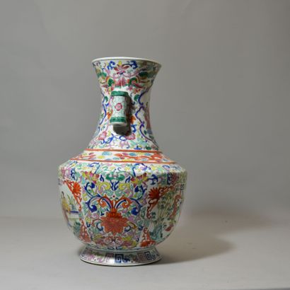 null CHINE, vase bouteille en porcelaine, la panse figurant un décor polychrome aux...