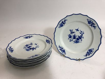 null Suite de 6 ASSIETTES en porcelaine à décor en camaïeu bleu de fleurs et d'insectes....