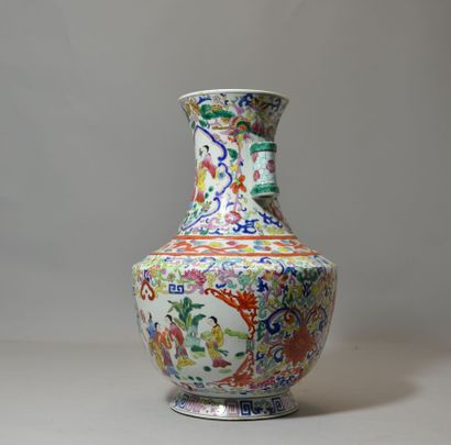 null CHINE, vase bouteille en porcelaine, la panse figurant un décor polychrome aux...