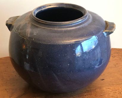 null *Roland BRETON (XXe) 

Vase ovoïde en grès émaillé bleu à deux anses, monogrammé...