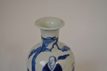 null CHINE 

Petit VASE en porcelaine blanc bleu à décor de dignitaires. 

Haut....