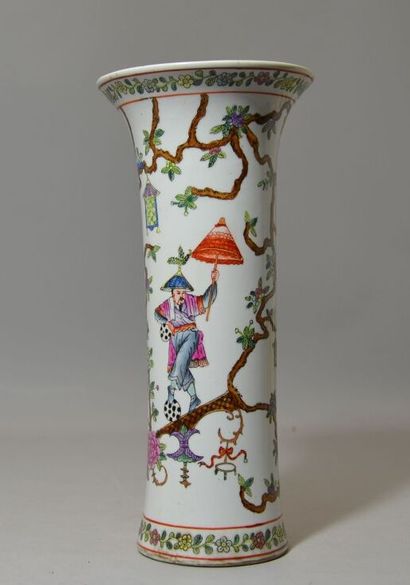 CHINE, vase rouleau en porcelaine à décor...