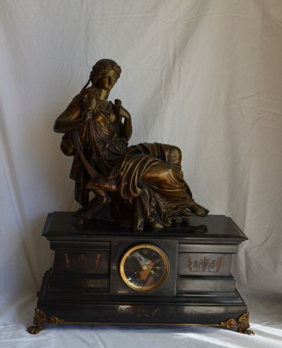 null Hippolyte François MOREAU (1832-1937) 

Pendule en marbre noir supportant une...