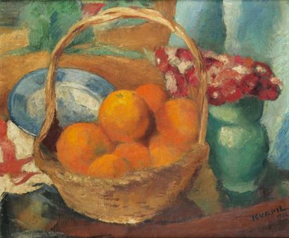 CHARLES KVAPIL (1884-1957). Nature morte au panier d'oranges, plat et vase de fleurs,...