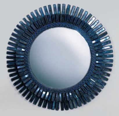 LINE VAUTRIN (1913-1997). Miroir convexe à double encadrement de talosels rectangulaires...