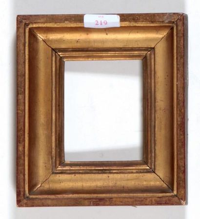 null CADRE à miniature en bois mouluré doré. Epoque Louis XVI. 10,8 x 8,5 x 5 cm