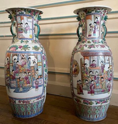 null CHINE

Grand vase balustre en porcelaine à décor de dignitaires dans des réserves....