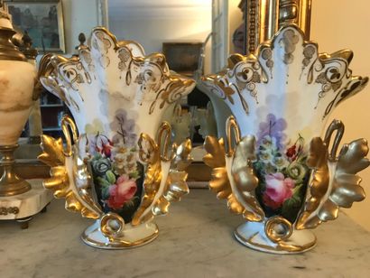null *Paire de VASES de mariée en porcelaine à décor polychrome de bouquets fleuris....