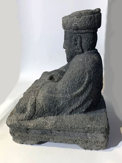 null SCULPTURE en pierre volcanique figurant un dignitaire assis.

Epoque Edo, (1600-1868)

36...