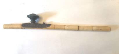 null Pipe à opium à fourneau en néphrite.

Vers 1900.

49 cm