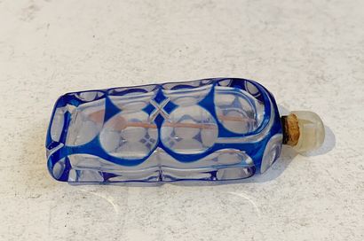  Petit flacon à parfum en verre overlay bleu. 
Hauteur : 8 cm