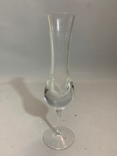  DAUM France 
Vase soliflore en cristal modèle "Tulipe". Signé "Daum France" sur...
