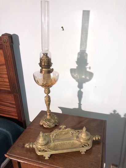 null Encrier de bureau en bronze doré et lampe à pétrole rocaille en bronze. 



LOT...