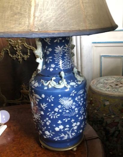 null Vase balustre en porcelaine à décor de jetés de fleurs sur fond bleu. 

Monté...