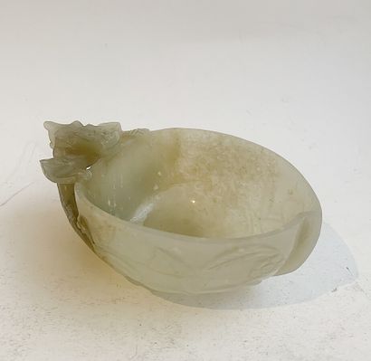 CHINE 

Coupe libatoire en jade céladon sculpté....