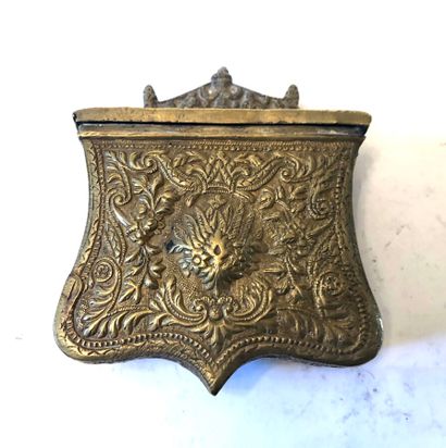 null Suite de quatre cartouchières en bronze ou laiton ciselé. 

10 x 11 cm (pour...