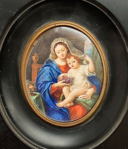 Miniature ovale figurant une Vierge à l'Enfant....