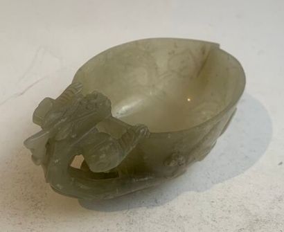 null CHINE 

Coupe libatoire en jade céladon sculpté. 

Hauteur : 4,5 cm 

Largeur...