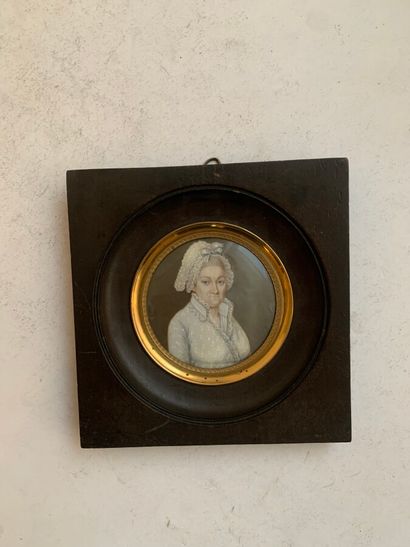 null Miniature ronde figurant un portrait de dame. 

XIXe siècle. 

Diamètre : 7...