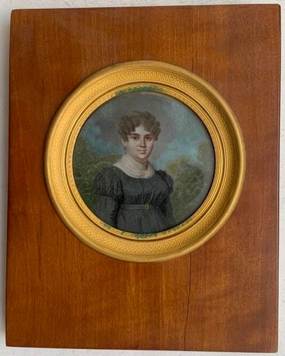 null Miniature ronde figurant le portrait d'une femme de qualité.

XIXe siècle. 

Hauteur...