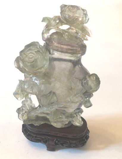 null CHINE 

Vase couvert en cristal de roche sculpté de pivoines. Sur un socle en...