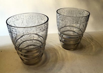  BACCARAT, paire de vases en cristal de forme évasée, gravés d'une prise de rinceaux....