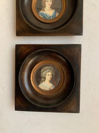 null Lot comprenant deux miniatures rondes figurant deux portraits de femmes de qualité....