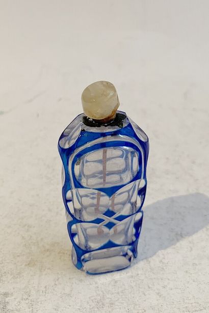  Petit flacon à parfum en verre overlay bleu. 
Hauteur : 8 cm
