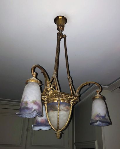 null Lustre en bronze doré octogonal à trois bras de lumière, à tulipe et corolles...