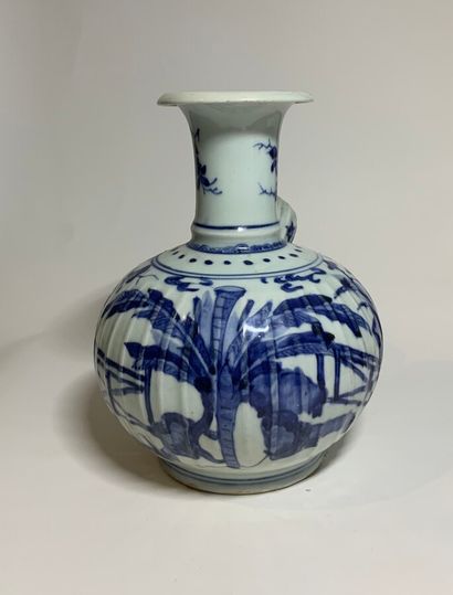 null CHINE - Epoque KANGXI (1662 - 1722)

Kendi de forme côtelée en porcelaine décorée...