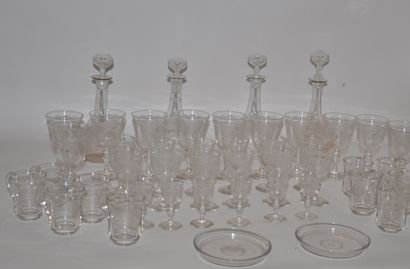 null Lot en cristal comprenant 11 verres à eau, 12 verres à vin, 11 tasses, 4 dessous...