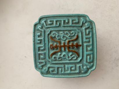 null CHINE 

Boîte en grès émaillé turquoise, à décor de motifs sinisants. 

Sur...