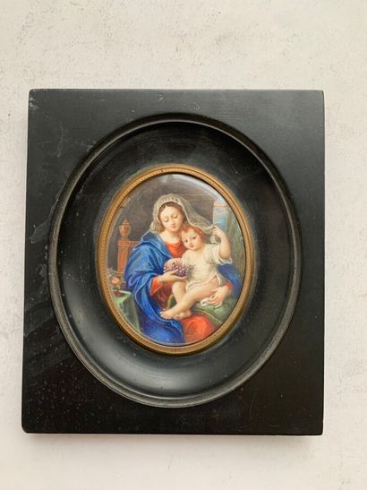 null Miniature ovale figurant une Vierge à l'Enfant. 

XIXe siècle. 

Hauteur : 8...