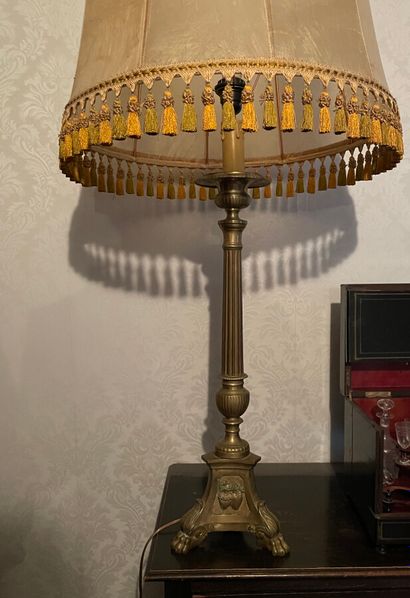 null Pique-cierge tripode en cuivre doré

XIX°siècle ( monté en lampe)

H. : 56 cm....