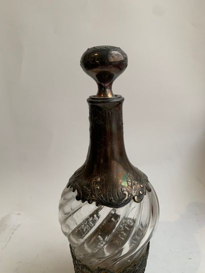 null CARAFE et SON BOUCHON en verre et monture en argent (950) à décor de rinceaux,...