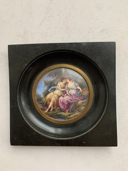 null Miniature ronde figurant deux femmes à l'arc et aux carquois. 

XIXe siècle....