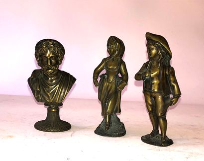 Trois statuettes en bronze à patine médaille...