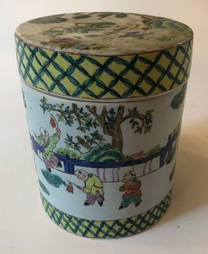 null CHINE, boîte cylindrique couverte en porcelaine à décor polychrome d'enfants....