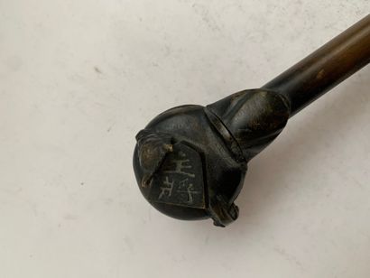 null CHINE 

Pipe à opium en bronze. 

XIXe siècle.